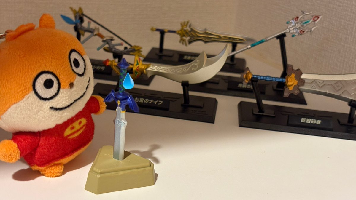 nzo11328's tweet photo. 突然家の玄関がゼルダのウェポンコレクションに彩られて、興味津々すぎるこねくんと距離感に戸惑うマスターソードくん https://t.co/fTXyleL8rR