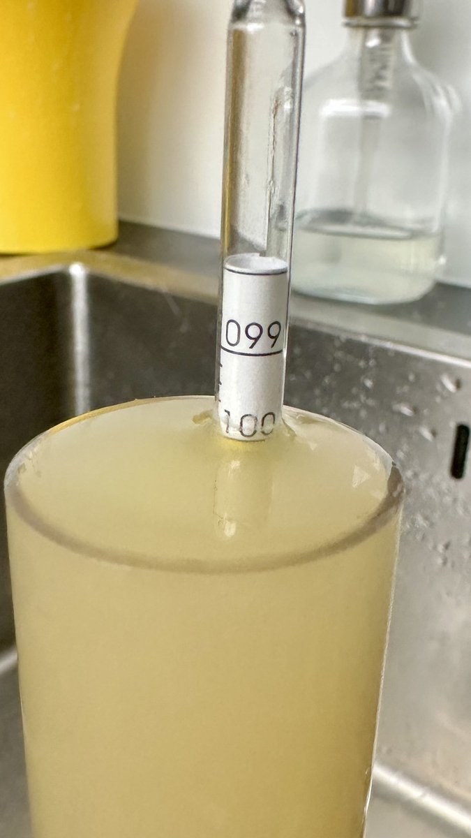 Minule jsem se tu chlubil pivem bez alkoholu.
Dneska tu máme zase pivo bez cukru ! (stejná hustota jako voda). 

To je jasný důkaz, že se pivovarnictví řídí zdraví prospěšnými trendy .
#pivovarbodenbach
