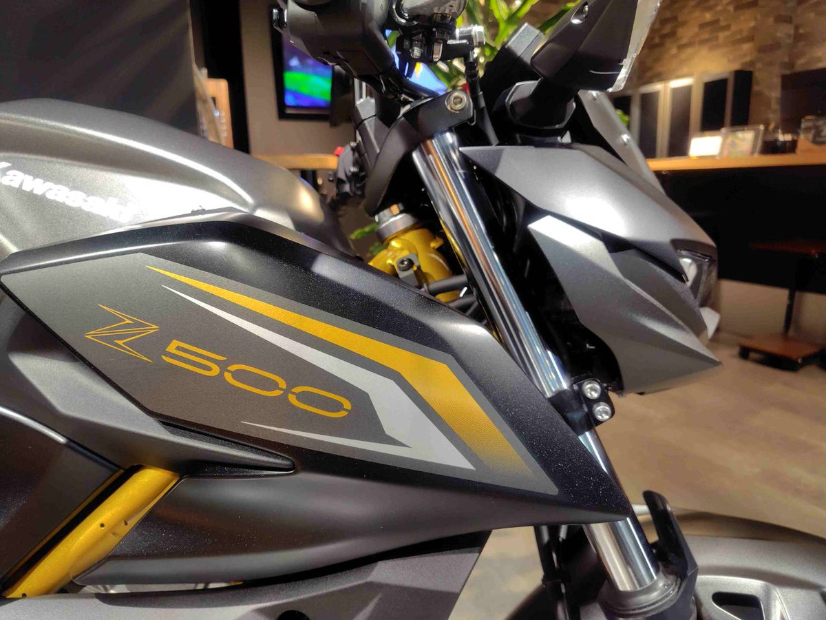 plazaokazaki's tweet image. 【Z500入荷】

Z900を彷彿させるシャープなヘッドライト。大型バイクとしては軽量な167kgでシート高785ｍｍ。大型免許は持っているけど,250ccのような使い勝手の良いモデルを探されてる方におすすめの1台です。安心安全のケアモデルアついて、￥847,000。店頭にて展示中です
＃カワサキ　＃Z500　＃Z