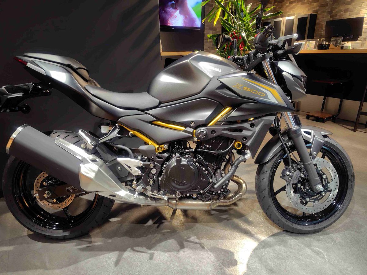 plazaokazaki's tweet image. 【Z500入荷】

Z900を彷彿させるシャープなヘッドライト。大型バイクとしては軽量な167kgでシート高785ｍｍ。大型免許は持っているけど,250ccのような使い勝手の良いモデルを探されてる方におすすめの1台です。安心安全のケアモデルアついて、￥847,000。店頭にて展示中です
＃カワサキ　＃Z500　＃Z