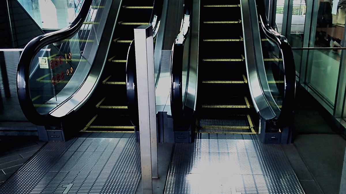 普通は左がのぼりで右がくだりよな。 あとは床の数字とか？