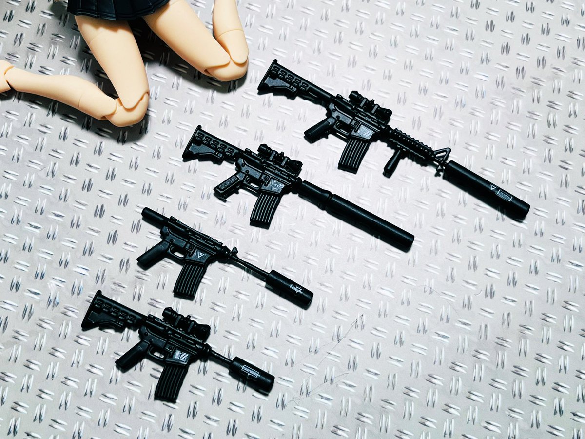 山田化学のミニチュア銃、 今回はサイレンサー付アサルトライフルに