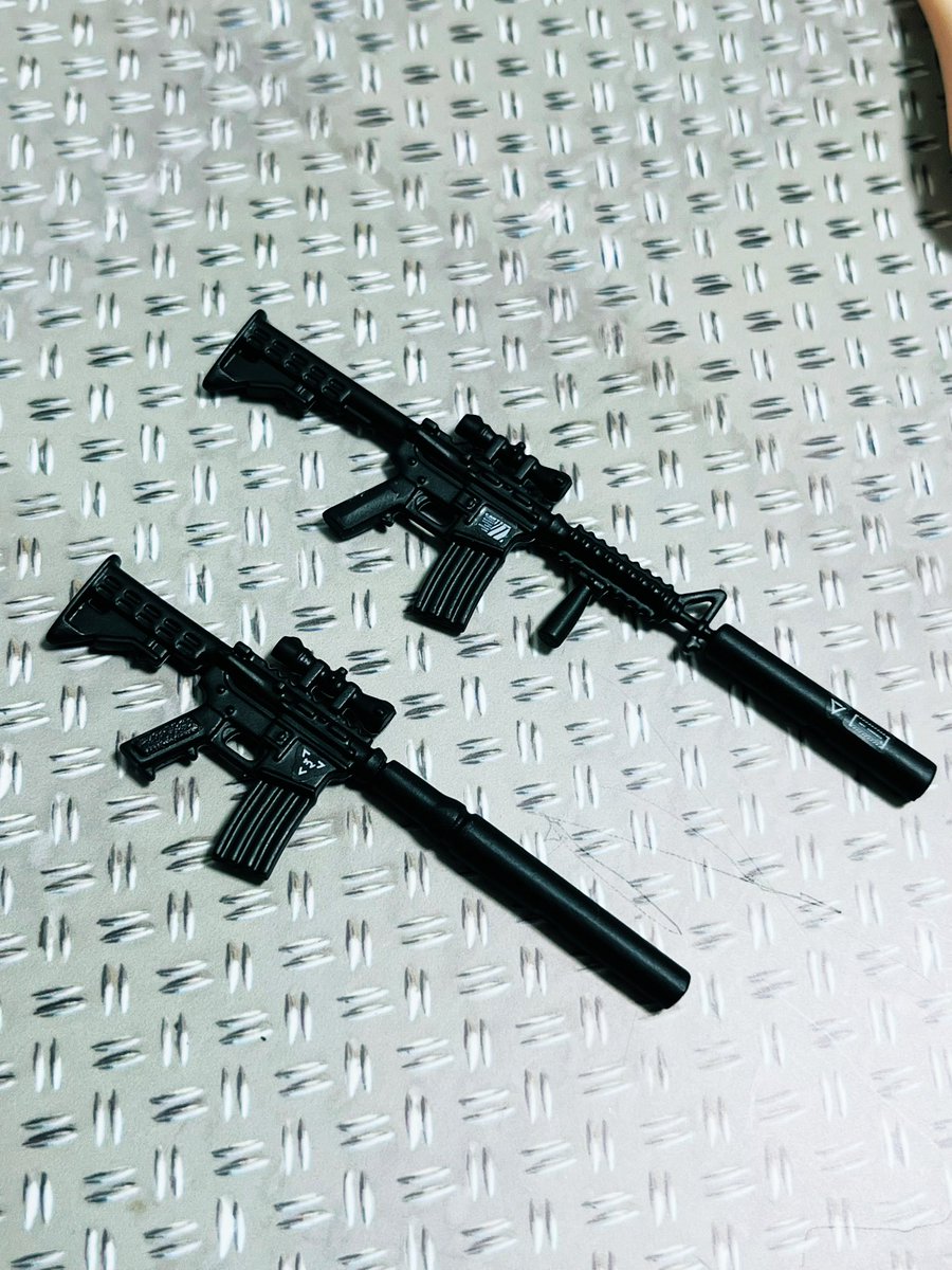 山田化学のミニチュア銃、 今回はサイレンサー付アサルトライフルに