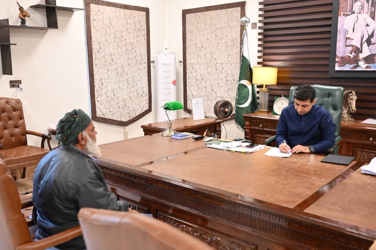 DCFaisalabad's tweet photo. ڈپٹی کمشنر کیپٹن (ر) ندیم ناصر کی اوپن ڈور پالیسی روزانہ کی بنیاد پر جاری
@GovtofPunjabPK 
@MaryamNSharif 
@TeamMNSharif 
@cmopunjabpk 
#GovtOfPunjab #cmpunjabmaryamnawazsharif #CSPunjab #CMPunjab #DCFaisalabad #PublicDealing https://t.co/z4GRIFnQ2e