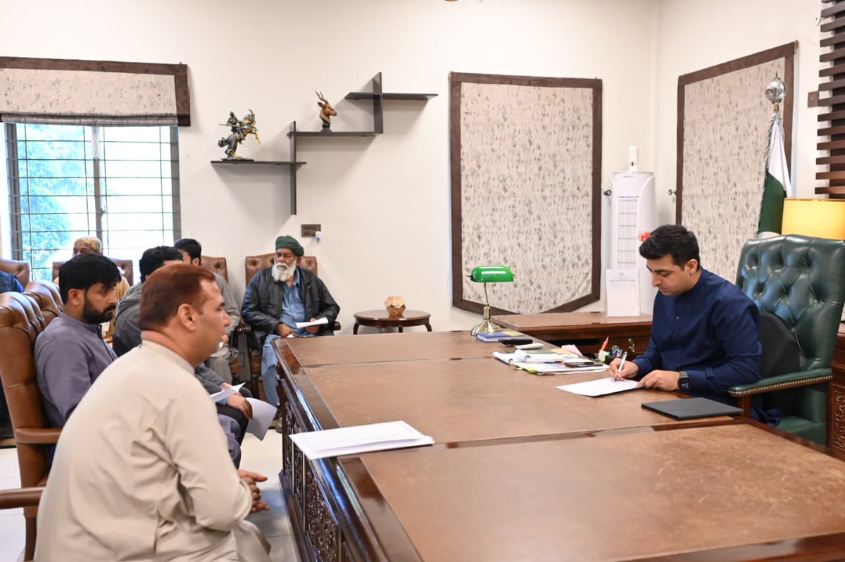 DCFaisalabad's tweet photo. ڈپٹی کمشنر کیپٹن (ر) ندیم ناصر کی اوپن ڈور پالیسی روزانہ کی بنیاد پر جاری
@GovtofPunjabPK 
@MaryamNSharif 
@TeamMNSharif 
@cmopunjabpk 
#GovtOfPunjab #cmpunjabmaryamnawazsharif #CSPunjab #CMPunjab #DCFaisalabad #PublicDealing https://t.co/z4GRIFnQ2e