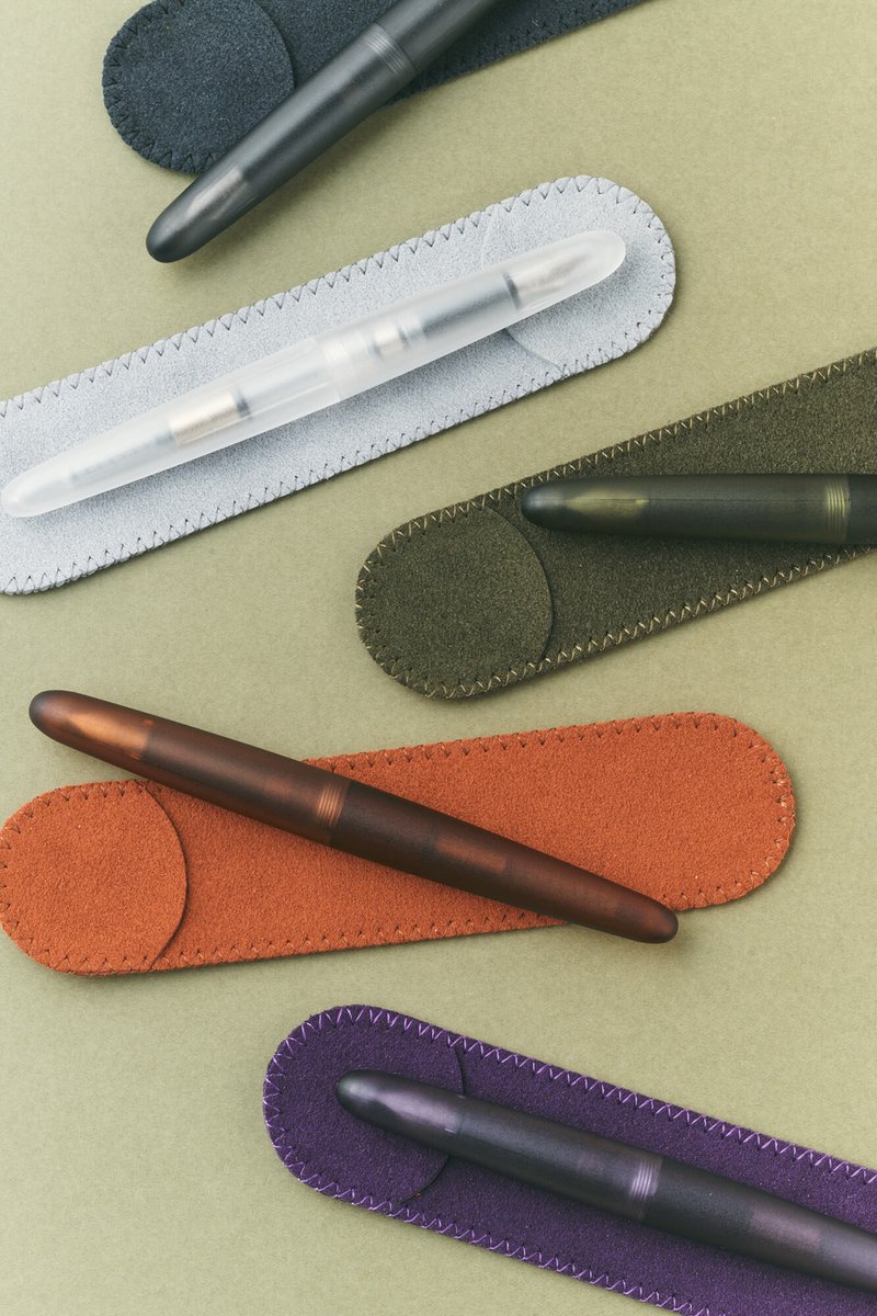 kakimori_krme's tweet photo. ＝Soft pen case＝
大切な1本のためのペンケース

Frostとカラーバリエーションを合わせた5色をご用意
日本製の高級人工皮革「ウルトラスエード」の素材で、柔らかく心地よい手触りかつ丈夫さが特徴
気軽に安心して持ち運べる「ペンと出かける」ことが楽しくなるアイテムです
https://t.co/fcZHY1LCHv https://t.co/egEpA0I0M8