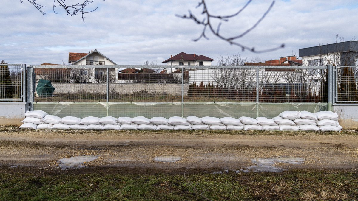 kosovo2point0's tweet photo. While the risk of flooding continues to rise across the country, Kosovo’s institutions appear unprepared to respond, either through investments in preventive measures or through adequate compensation schemes. As a result, citizens are left to bear the consequences of collective environmental degradation.

https://t.co/MNHHRuIdB1