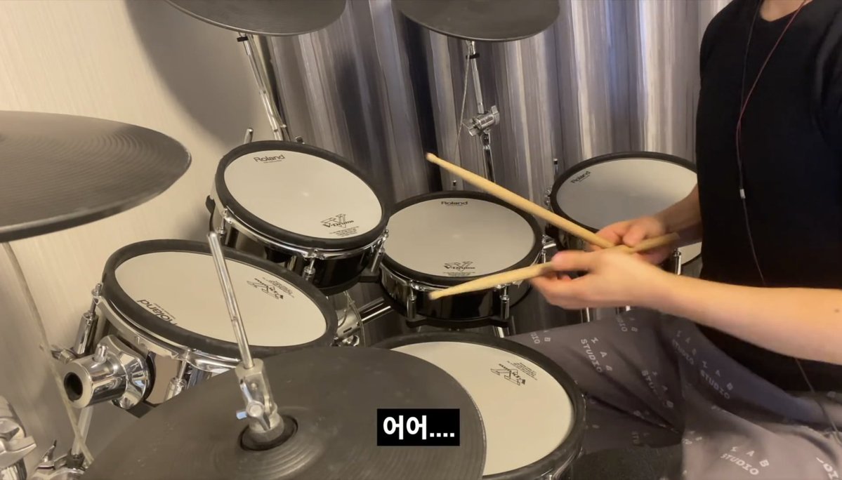 Yeah… Daesung is living proof that this kind of person exists😂💛 his routines kinda looks like:

Wake up at 5AM
Pilates
Showers
Light breakfast (fruits/salads)
Practice drums
Watching dating shows or Netflix
Lunch
Workout
Showers
Watching dating shows or build lego or video