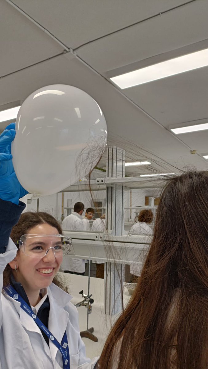 🔹️Taller 7️⃣ - Experimentant amb gasos 🎈. Els estalquimers 👩🏻‍🔬👨🏻‍🔬 han contrastat les principals lleis dels gasos. Tots els gasos tendeixen a pujar? Com afecta la temperatura i la pressió? 🤔 Per les seves cares no només varen aprendre, sinó que també varen passar-ho bé 😁🥼🧪⚗️