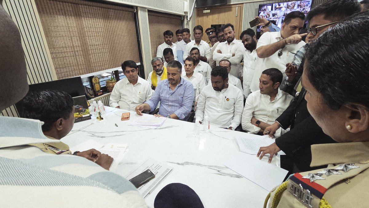 RRPSpeaks's tweet photo. अजितदादांच्या विमान अपघाताबाबत योग्य कारवाईची वाट बघत असतानाच काल या अपघातास VSR कंपनीचा निष्काळजीपणा कारणीभूत असल्याचा DGCA चा अहवाल आला. परंतु अद्यापही याबाबत कोणताही FIR दाखल करण्यात आला नसल्याने या अहवालाच्या आधारे आ. अमोल मिटकरी, आ. इद्रिस नाईकवडी आणि आ. संदिप क्षीरसागर यांच्यासह मरीन ड्राईव्ह पोलीस ठाण्यात जाऊन BNS कायद्यानुसार FIR दाखल करण्याची मागणी केली. त्यानुसार माझा जबाब घेण्यास सुरवातही झाली होती, परंतु त्याचवेळी वरिष्ठ पोलीस अधिकाऱ्याने हा FIR दाखल करुन घेण्यास नकार देत केवळ औपचारिकता पूर्ण करण्यासाठी अर्ज घेतला. 

पोलिसांच्या या कृतीमुळं विमान अपघाताबाबत आम्ही व्यक्त करत असलेला संशय अधिक गडद होत आहे. विरोधी आणि सत्ताधारी पक्षाच्या लोकप्रतिनिधींकडून मागणी करुनही पोलिसांकडून FIR दाखल करण्याच्या मागणीला केराची टोपली दाखवली जात असेल तर हे महाराष्ट्राचं दुर्दैव आहे. यामुळं सरकार आणि यंत्रणा कुणालातरी वाचवत असल्याचं स्पष्ट दिसत असून हे असंच सुरु राहिलं तर अजितदादांना न्याय मिळेल का? अशी शंका निर्माण होत आहे, परंतु आम्ही मात्र हा विषय तडीस नेल्यावाचून थांबणार नाही. उद्या सकाळी ९ वाजता FIR दाखल करण्यासाठी अजितदादांवर प्रेम करणारे आम्ही सर्वजण बारामती तालुका पोलीस ठाण्यात जाणार आहे.

#JUSTICE_FOR_AJIT_DADA