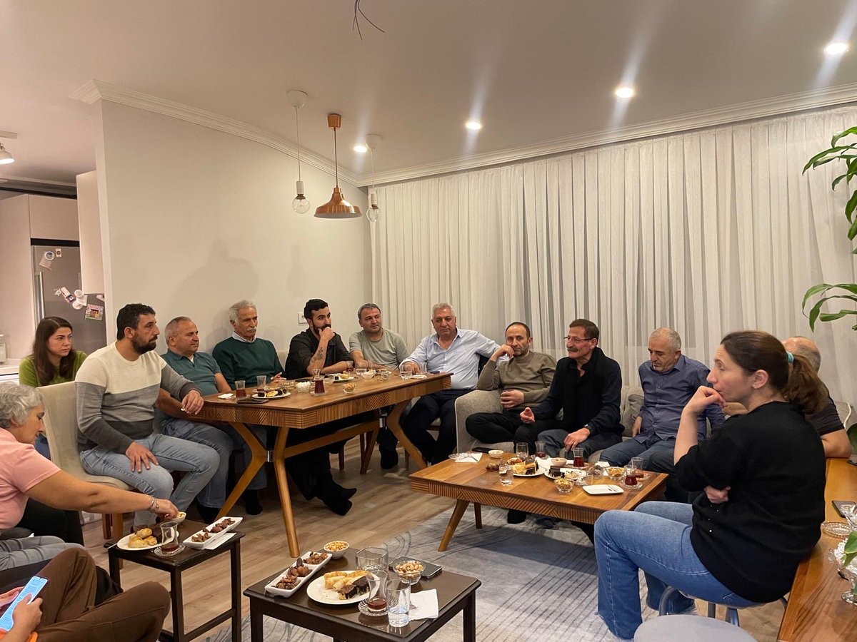 Sarıgazi, İstanbul’da emeğin, göçün ve direnişin semtlerinden biridir. Anadolu’nun dört bir yanından gelen emekçilerin kurduğu, gecekondu mahallelerinden bugüne uzanan bir yaşam alanıdır. 

Fabrikalar, atölyeler, şantiyeler; sabahın köründe işe giden işçiler Sarıgazi’nin gündelik