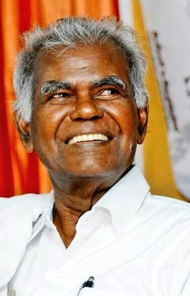 im_inba1's tweet photo. (தோழர் நல்லகண்ணு அவரது மனைவியை பற்றி கூறியது.}
 💙❤💚🚩
என் மனைவிக்கு உடல்
சொகமில்லாம போச்சு.
ஆஸ்பத்திரியில வெச்சி மருத்துவம்
பாத்தோம். ஆனாலும் காப்பாத்த
முடியல. மாசங்கள்
உருண்டோடுனாலும் அவளோட
இழப்பை என்னால ஜீரணிக்க முடியல.
போராட்டம், பொதுக்கூட்டம்னு என்
உடல் எங்கெங்கயோ அலஞ்சுட்டு
இருந்தாலும், மனசு அவளை
நினைச்சுட்டேதான் இருக்கு. அந்த
வேதனையைச் சுமந்துட்டேதான்
திரியுறேன்.
என்னை, என்னைவிட முழுசா
புரிஞ்சிகிட்டவ என் மனைவி. என்
வாழ்க்கையில எல்லா வகையிலும்
அவளோட பங்களிப்பு இருந்துச்சு.
அவ அப்பாவும் கம்யூனிஸ்ட்
கட்சிகாரர்தான். அதனால என்னை
ஏத்துக்கிறது அவளுக்கு சுலபமா
இருந்திச்சி. டீச்சரா வேலை பாத்தா.
காசி பாரதி, ஆண்டாள்னு
எங்களோட ரெண்டு பொம்பளப்
புள்ளைகள வளர்த்து படிக்க
வெச்சது, ஆளாக்குனது
அவங்களோட எல்லா
தேவைகளையும் என்னை
எதிர்பார்க்காம அவளே
செஞ்சிருவா.
அரசியல் வாழ்க்கை, போராட்டம்,
காசு பணம் சேர்க்கத் துடிக்காத
மனசுனு என் போக்குக்கு என்னை
விட்டவ என் மனைவி. கட்சி
வேலைகள்ல திரிஞ்சிட்டு
வீட்டுக்குப் போகும்போது,
கூடடைஞ்ச திருப்தி கிடைக்குற
விதமா அந்த வீட்டை எனக்கானதா
வெச்சிருப்பா. இப்போ வீட்டுக்குப்
போனா, அவ இல்லாத அந்த
வெறுமையும் தனிமையும் ரொம்ப
கொல்லுது. தாங்கவே முடியாம
வருது. சுத்தி எத்தனையோ பேர்
இருந்தாலும், எனக்குனு யாரும்
இல்லைங்கிறதை உணரவெச்சிட்டே
இருக்கு அவளோட பிரிவு.
எந்த ராத்திரி வீட்டைக் விட்டுக்
கிளம்புவேன், எந்த ராத்திரி வீடு
திரும்புவேன்னு தெரியாத ஒரு
வாழ்க்கை என்னோடது.
உண்ணாவிரதம் இருக்கக்
கெளம்புனாலும், ஜெயில்ல இருக்க
வேண்டி வந்தாலும் ஒரு வார்த்தை
வருத்தமாவோ, மறுப்பாவோ
சொல்லாம அனுப்பிவைப்பா. என்
புள்ளைங்க, 'அப்பா உங்களுக்கு
வயசாயிருச்சு... அரசியல்
வேலைகளையெல்லாம் கொஞ்சம்
குறைச்சுக்கோங்கங்க'னு
சொன்னப்போகூட, என் மனைவி
அப்படி ஒருநாளும் எங்கிட்ட
சொன்னதே கிடையாது. ஏன்னா,
கட்சிப் பணிகள் இல்லாம என்னால
இருக்க முடியாதுனு அவளுக்குத்
தெரியும். ஆனா, 'நான்
இல்லாமயும் உங்களால இருக்க
முடியாது'ங்கிறதை இப்படிப்
பிரிவுல உணர்த்திட்டுப்
போயிட்டா.
எங்க கிளம்பினாலும், 'போய்
சேந்துட்டீங்களா?'னு ஒரு போன்
பண்ணுவா. 'சாப்புட்டீங்களா?'னு
கேட்பா. 'எங்க இருக்கீங்க?'னு ஒரு
போன் வரும். இப்போ எதுவுமே
இல்ல. கண்ண மூடுனா முழுக்க
ரஞ்சிதம் நெனப்பாதான் இருக்கு.
முன்னாடி நான் அசைவம்
சாப்பிடுவேன். இப்ப அஞ்சு வருசமா
சைவம்தான். அவ வைக்கிற மீன்
குழம்புல சோத்தை ஒரு பிடி
பிடிப்பேன். அவ வைக்கிற ரசம்
ரொம்ப நல்லா இருக்கும். எனக்குப்
பிடிக்கும்னு அடிக்கடி ரவா லட்டு
செய்வா. 'என்னை நீ எதிர்பார்த்து
இருக்கக் கூடாது, உனக்கு பசிச்சா
சாப்பிடு'னு என் கல்யாணத்தை
ஒட்டியே சொல்லிட்டேன். அதனால
நாங்க சேர்ந்து சாப்பிடுவதே
குறைவுதான். ஆனாலும் நான்
சாப்பிடும்போது கூட உட்கார்ந்து
பேசிட்டு இருப்பா.
ஒரு சுவாரசியம் என்னனா நான்
ஜெயில்ல இருந்து வந்த பிறகுதான்
எங்களுக்கு கல்யாணமே நடந்திச்சி.
புதுமணத் தம்பதியா நாங்க
பேசிக்கிட்ட விஷயங்கள்லாம்,
என்னோட ஜெயில்
அனுபவங்களாதான் இருந்துச்சு.
நிறைய கல்யாணத்தை தலைமை
தாங்கி நடத்திருக்கேன்.
அப்போவெல்லாம், 'மனைவியை
அதிகாரமா மிரட்டக் கூடாது.
அன்பா இருக்கணும், சமமா
நடத்தணும்'னு சொல்லித்தான்
ஆசிர்வதிப்பேன். என் வாழ்க்கையில
ரஞ்சிதத்துக்கு அப்படி ஒரு
சமத்துவத்தை நான் கொடுத்தாலும்,
அவ எனக்காக ரொம்ப
விட்டுக்கொடுத்து போயிருக்கா.
என்னைத் தேடி வர்றவங்களைப் பத்தி
அவளுக்குத் தெரியும். என் மனசு
நினைக்கிற மாதிரியே அவங்களை
உபசரிப்பா.
ரஞ்சிதம் நிறைய புத்தகங்க படிப்பா,
பேப்பர் படிப்பா. ஜெயகாந்தன்
சிறுகதைகள் பத்தி பேசுவா. நான்
எதையாவது படிக்காம
விட்டுட்டாலும், 'இதப் படிக்கலையா
நீங்க?'னு கேட்பா. திடீர்னு எதாவது
செய்தியைக் காட்டி, 'இதப்
பாத்தியளா?'னு கேட்பா.
'இல்லையே...'னு சொன்னா,
'இதக்கூடப் பாக்காம என்ன
படிக்கிய?'னு கேட்பா.
இப்போவெல்லாம் பேப்பர், புத்தகம்
படிக்கும்போது, 'எதையாச்சும்
படிக்காம விட்டுட்டா அதை
எடுத்துக்காட்ட அவ இல்லையே'னு
ரஞ்சிதத்தோட நினைவுகள் நான்
படிக்கிற ஒவ்வொரு எழுத்துலயும்
பின்னிக்குது.
நான் சம்பாதிச்சுது என்னனு
எல்லாருக்கும் தெரியும்.
வெளியே போகும்போது
செலவுக்கு அவகிட்டதான் காசு
வாங்கிட்டுப் போவேன். கொஞ்சம்
நிலம் இருந்து அதுல அரிசி வரும்.
மத்தபடி 'அது இல்ல இது இல்ல'னு
எதுவும் எங்கிட்ட சொல்லாம, அவளே
சமாளிச்சு குடும்பத்தக் கொண்டு
போனா. என் பிறந்தநாளுக்கு
துணிமணி எடுத்துக் கொடுப்பா.
அவளுக்கு, நான் வீட்டுல
இருந்தாலே பரிசுதான்னு
சொல்லுவா. எப்பவாச்சும்
டெல்லிக்குப் போனா அவளுக்கு
சேலை எடுத்துட்டு வருவேன்.
ரொம்ப சந்தோசப்படுவா. வெளிய
போயிட்டு நேரடியா வீட்டுக்கு
வர்றதா இருந்தா எதாவது பண்டம்
வாங்கிட்டு வந்து கொடுப்பேன்.
...1/2