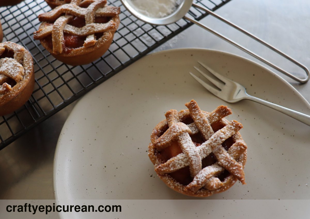 CraftingMel's tweet photo. Rhubarb Apple Tarts

So pretty and delicious!

https://t.co/qFuRHX7JMT

#dessert #yum #delicious #recipe #gourmet #foodie https://t.co/phAq7mKuYp
