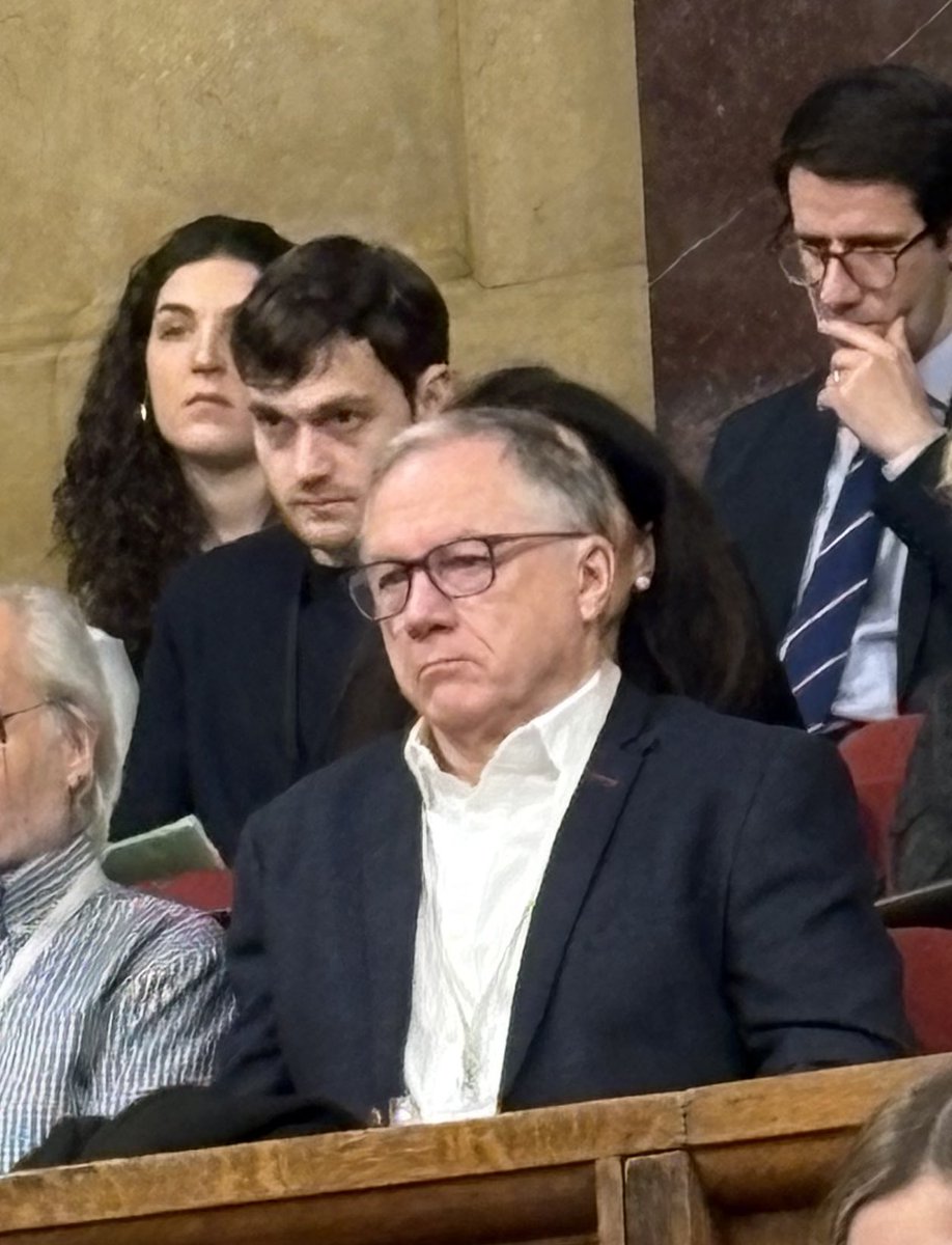 Ara mateix, Parlón refermant la versió falsa que pretenia empresonar a l’Albert Forcades (que avui és a l’hemicicle i a qui no ha tingut valor de mirar als ulls). Vergonyant.

En la millor tradició dels socialistes 155, Parlón y Trapero (sí, amb espanyolíssima i grega) trepitgen