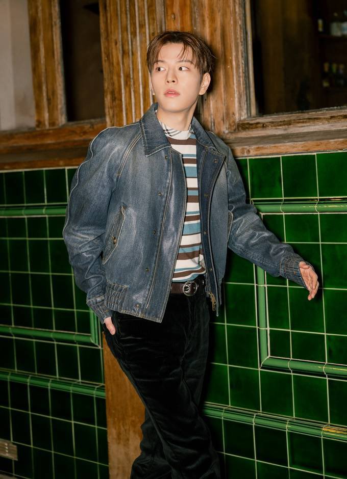 bbuggu_ming2's tweet image. 승민이 이번 런던에서 찍은 버버리 새로운 사진 떴다!

빈티지한 무드의 데님 해링 턴 재킷에 스트라이프 울 캐시미어 티셔츠와 블랙 코듀로이 팬츠를 매치해, 자유로우면서도 세련된 런던의 오프-듀티 스타일을 완벽하게 재현했다.

#BURBERRYAW26xSEUNGMIN
#SEUNGMINxBURBERRY
#Seungmin #승민