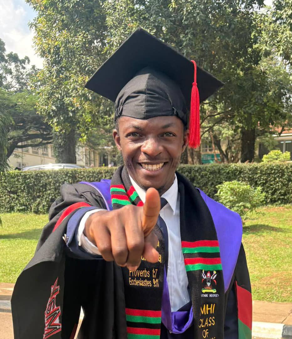 GraceChild1's tweet photo. Mbu Phaneroo people don’t study 😒!!! 
Ogu noha ? 

Atugonza Gamukama
Bsc Information systems -- Muni University (2017-2021)
MSc Health informatics -- Makerere University (2023-2026)
@ATUGONZAGA77173 congratulations 🥳 PhD is that you 😂🤭 https://t.co/bAjHnLdQL6