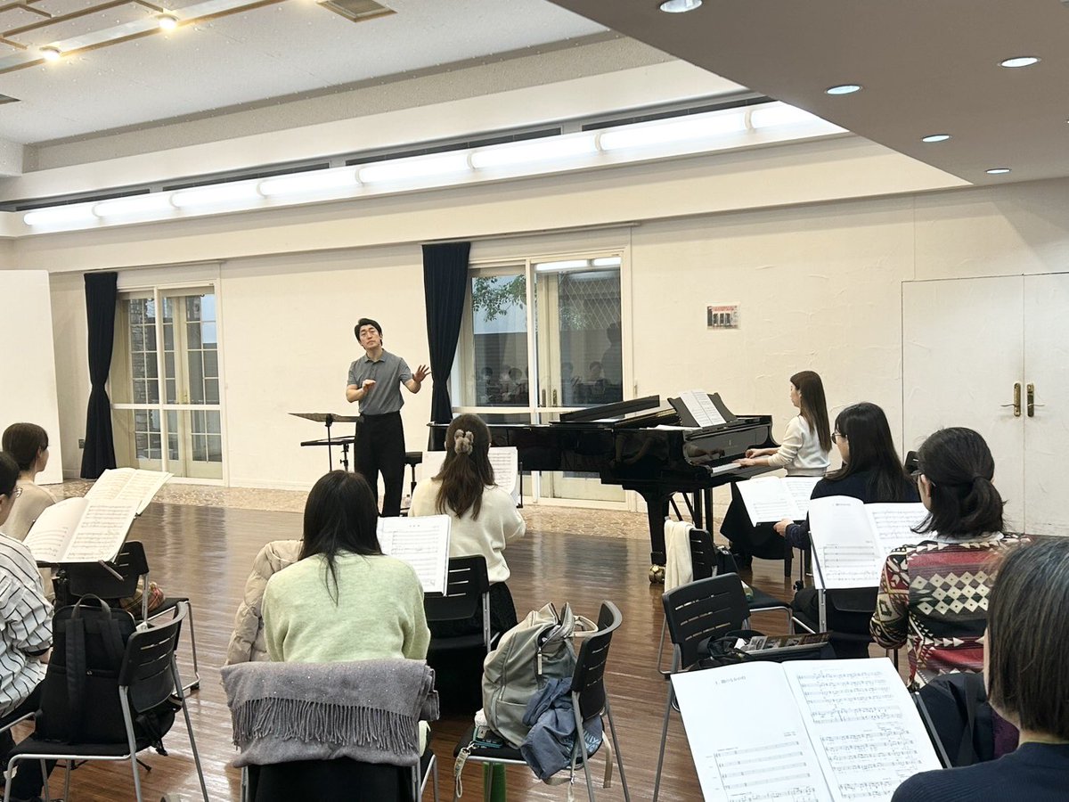 本日ついに、原田慶太楼マエストロとのリハーサル❣️
待ってました、マエストロ！🥳

ピアニストの酒井有彩さん、そして「牛になる事は」作曲の小田実結子さんにも参加していただきました✨

発音やイメージ、緩急…etc.
どんどん音楽が変化していく魔法のような時間で、楽しくてあっという間でした！🥺