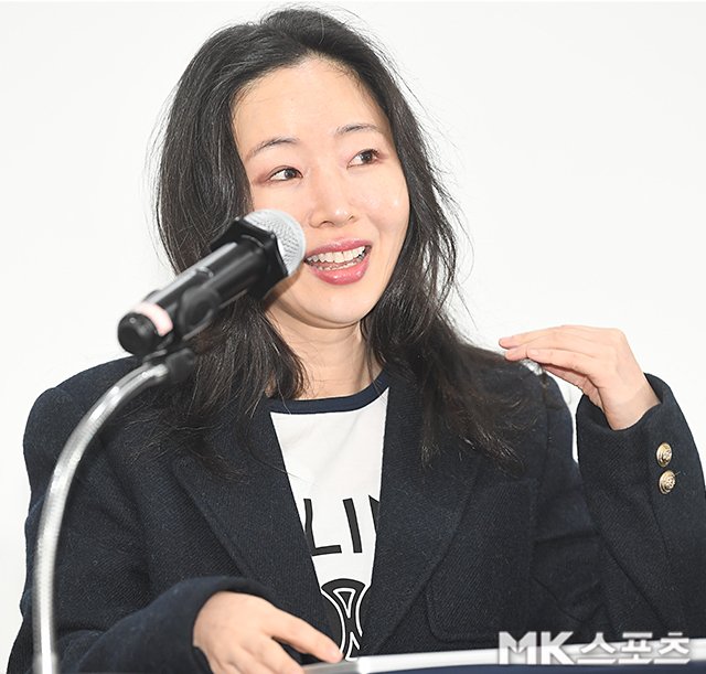 npomvtt's tweet photo. Durante sua coletiva de imprensa, Min Hee-jin apresentou uma proposta à HYBE: ela abrirá mão dos 25,6 bilhões de won que ganhou em seu processo contra a empresa caso a HYBE concorde em retirar todos os processos contra as integrantes do NewJeans, empresas parceiras externas e ex-funcionários da ADOR, bem como a retirada de todas as queixas e acusações:

“Olá, aqui é Min Hee-jin. Primeiro, gostaria de expressar meu profundo respeito e gratidão ao tribunal por ter dedicado um longo período para examinar a essência deste caso e por tê-la confirmado claramente por meio de sua decisão.

Desde a vitória na liminar em 2024, passando pela decisão da polícia de não encaminhar o caso em 2025, até esta vitória em primeira instância em 2026, realmente foi um longo túnel.

O tribunal deixou claro que as narrativas provocativas de “tomada de controle da gestão” e “adulteração” eram ilusões, e reconheceu que as preocupações que levantei sobre ética criativa eram decisões administrativas que eu tinha pleno direito — e obrigação — de tomar como chefe de uma empresa.

O resultado deste processo pareceu uma consolação que lavou as feridas dos últimos dois anos. Nesse processo, sinto um senso de dívida pelo cansaço que involuntariamente causei ao público.

Agora, pretendo retribuir essa dívida com um novo significado, um novo K-pop e uma nova visão para o K-pop.

A razão de eu estar aqui hoje é dizer que decidi trocar os 25,6 bilhões de won que receberei como resultado desta vitória por outro valor. 25,6 bilhões de won é algo que a maioria das pessoas dificilmente encontraria sequer uma vez na vida.

Também é um recurso extremamente precioso para mim, já que acabei de anunciar um novo começo.

No entanto, como há um valor que desejo muito mais do que essa grande quantia em dinheiro, convoquei esta coletiva de imprensa para fazer uma proposta significativa à HYBE.

Entre todas as razões por trás dessa decisão, a mais urgente são as integrantes do NewJeans. Em troca de abrir mão dos 25,6 bilhões de won, proponho que todos os processos civis e criminais em andamento sejam imediatamente interrompidos e que todas as disputas sejam encerradas.

Essa proposta inclui não apenas a mim, mas também as integrantes do NewJeans, empresas parceiras externas e ex-funcionários da ADOR, bem como a retirada de todas as queixas e acusações relacionadas a esse conflito que afetaram o fandom.

Somente quando todas essas disputas judiciais forem encerradas não haverá mais ruídos indiscriminados afetando as artistas, suas famílias e o fandom.

Não consigo mais suportar assistir à realidade em que cinco integrantes que deveriam estar felizes no palco precisam, em vez disso, estar divididas, algumas no palco e outras no tribunal.

As integrantes que estiverem no palco sofrerão, e não apenas os fãs que assistem, mas ninguém poderá ver essa situação com felicidade. E, com os corações dilacerados dessa forma, uma boa cultura jamais poderá ser criada.

Como já disse muitas vezes, há muitos valores mais importantes para mim do que o dinheiro. Agora que minha sinceridade foi confirmada, quero mostrar ao mundo que existem valores mais preciosos do que o dinheiro.

Também quero que as integrantes do NewJeans, que devem estar passando por um momento muito difícil, saibam que existem adultos que estão ao lado delas e enviar-lhes meu apoio.

Espero que essa decisão de trocar a grande quantia de 25,6 bilhões de won por outro valor seja elevada ao desenvolvimento geral e à reconciliação da indústria do K-pop.

O lugar onde a HYBE e eu devemos estar não é no tribunal, mas no palco da criação. Eu tinha uma visão criativa quando lancei o NewJeans.

É profundamente lamentável que eu não tenha conseguido levá-la até o fim e, portanto, peço que a atual ADOR concretize a promessa declarada em tribunal — de que, se o NewJeans retornar, será bem tratado. Por favor, criem um ambiente onde as cinco integrantes do NewJeans possam se reunir e perseguir livremente seus sonhos.

Abrir o caminho para que as artistas voltem a brilhar — esse é o único papel que os adultos devem desempenhar. Os 25,6 bilhões de won não são maiores do que o valor de restaurar um ecossistema saudável do K-pop e a vida cotidiana pacífica das artistas.

Agora, espero que todos nós façamos o nosso melhor em nossos respectivos caminhos para que possamos apresentar palcos melhores aos fãs. Proponho que retornemos à nossa verdadeira forma — competindo por meio da música e da performance, não no tribunal.

Quanto mais essa disputa se prolongar, mais quem sofre são os verdadeiros protagonistas desta indústria: as artistas.

Digo isso à HYBE e ao presidente Bang Si-hyuk — vamos nos encontrar por meio do nosso trabalho, na música e na criação.

Em julho de 2025, a Lei Comercial foi alterada, incluindo o fortalecimento dos deveres fiduciários para com os acionistas. Em uma era em que a responsabilidade corporativa se tornou mais séria, escolher a reconciliação e resolver os riscos da indústria do entretenimento será a decisão administrativa mais sábia para acionistas e fãs.

Agora, deixarei para trás o rótulo de ex-CEO da ADOR e seguirei um novo caminho como chefe da ooak Records. Daqui em diante, dedicarei toda a minha energia a nutrir novos artistas que representarão a indústria do K-pop e a construir uma nova direção de negócios.

Agradeço sinceramente a todos os membros da imprensa que compareceram a esta coletiva de imprensa, apesar de suas agendas ocupadas. Espero que não haja mais coletivas de imprensa exaustivas após hoje. A partir de agora, encontrarei vocês não em salas de coletiva ou tribunais, mas no palco da criação.

E agora, vou me concentrar no que faço de melhor — criatividade. Espero que minha sinceridade de hoje se torne um ponto de virada que permita que toda a indústria do K-pop volte a respirar de forma saudável.

Hoje, o KOSPI ultrapassou 6.000 pontos. Espero que a HYBE considere minha proposta de coexistência mútua de maneira construtiva. Obrigada.

Com isso, encerro a coletiva de imprensa. Agradeço sinceramente a todos os repórteres que estiveram presentes hoje, e o conteúdo desta coletiva será distribuído por meio de um comunicado à imprensa. Obrigada.”