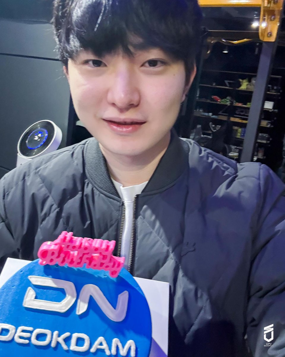 SOOPers_LoL's tweet photo. 𝐇𝐀𝐏𝐏𝐘 𝐝𝐞𝐨𝐤𝐝𝐚𝐦 𝐃𝐀𝐘🎂 💙

deokdam 선수의 생일을 축하하기 위해 팬분들께서 선물을 보내주셨습니다🎁

감사합니다💙

#STAYSHARP #DNS #DNSWIN https://t.co/UufTgQWSl6