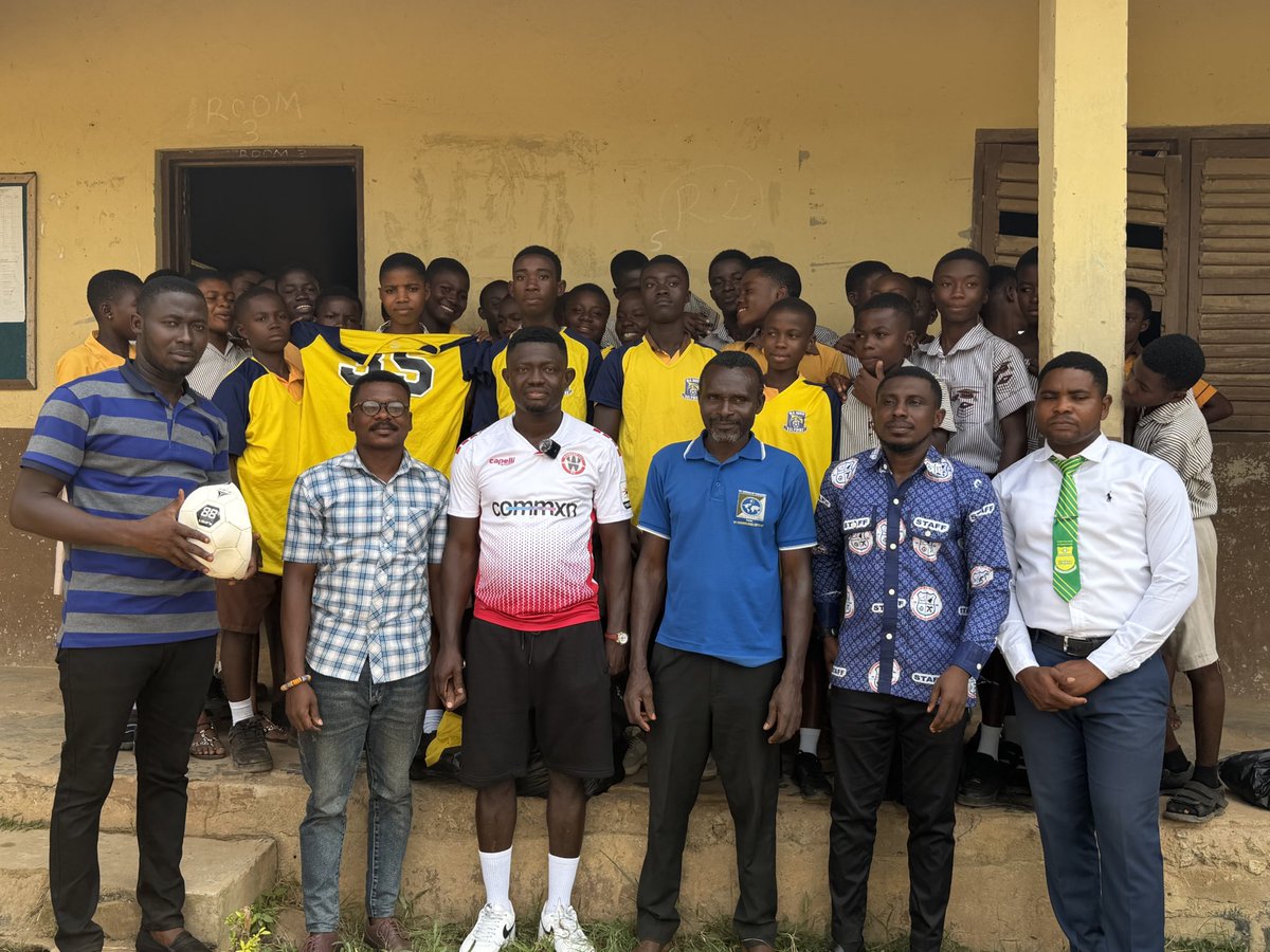 AssintrendzTv's tweet photo. Leadership is about impact, not position.
Nana Kuntuo Asare Sly steps up with a generous donation to schools - providing jerseys, boots, balls and more to inspire young athletes.

#assintrendztv #trendzupdate #trendingnow #NewsAlert #NewsUpdate #communitysupport https://t.co/aiQy21Uxbf