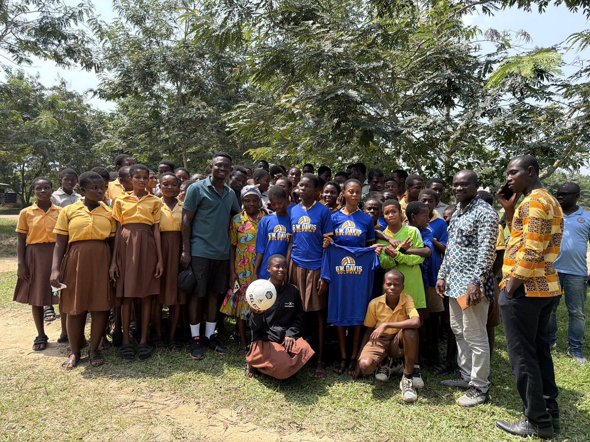 AssintrendzTv's tweet photo. Leadership is about impact, not position.
Nana Kuntuo Asare Sly steps up with a generous donation to schools - providing jerseys, boots, balls and more to inspire young athletes.

#assintrendztv #trendzupdate #trendingnow #NewsAlert #NewsUpdate #communitysupport https://t.co/aiQy21Uxbf