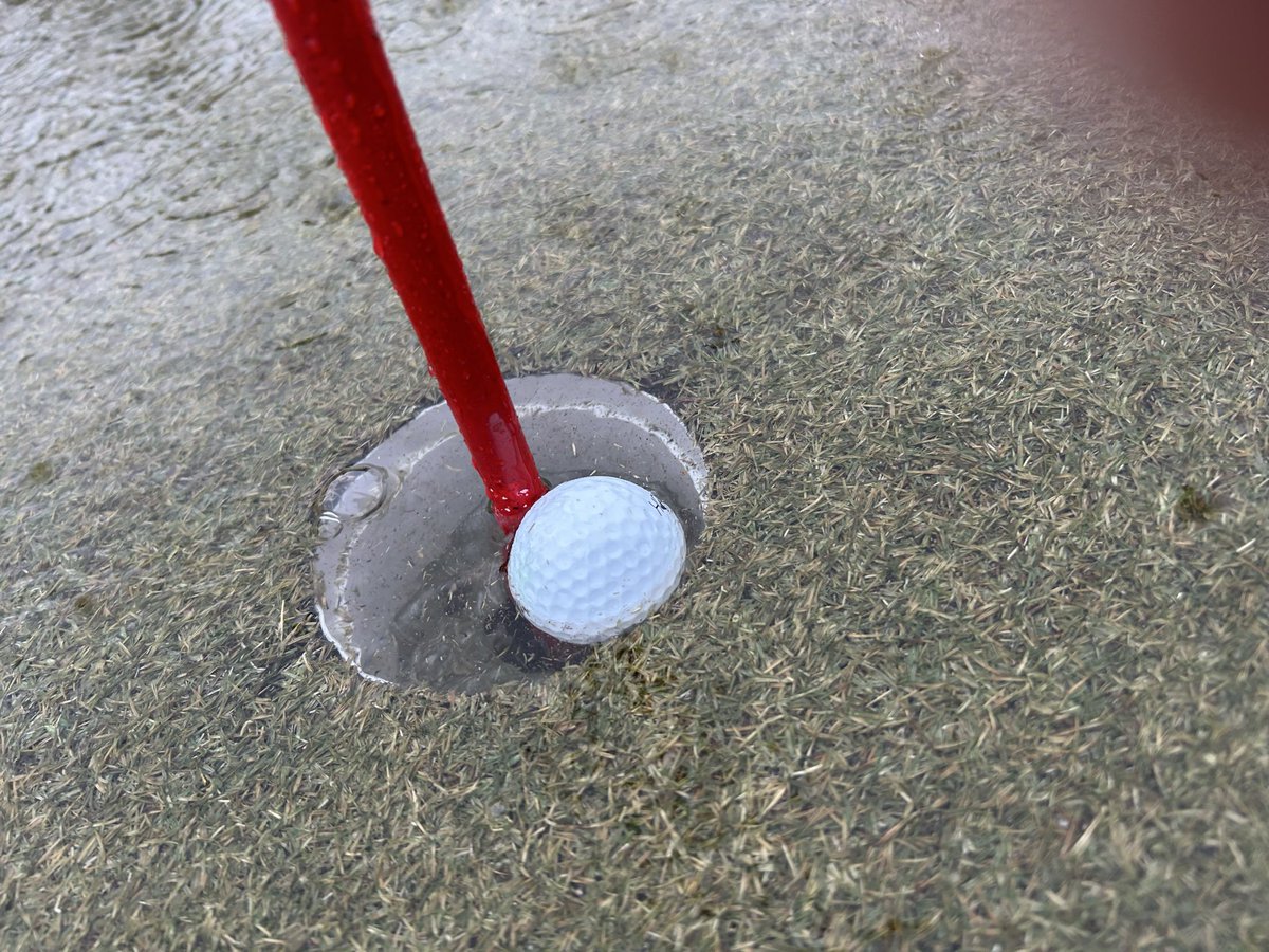 GolfQuiet's tweet photo. チップインバーディ！
グリーンが湖だったので
直接打ち込みました😨 https://t.co/YcQfeMBQDh