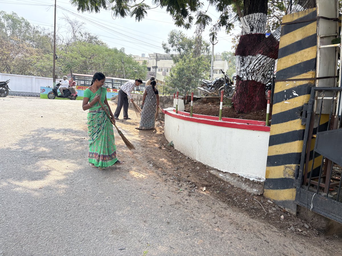 OfficerC1869's tweet photo. Day 8 of swachhata pakhwada 
Conducting Cleanliness drive at TGSRTC Rjendranagar Bust stand Hyderabad . https://t.co/THwFLtAN7J
