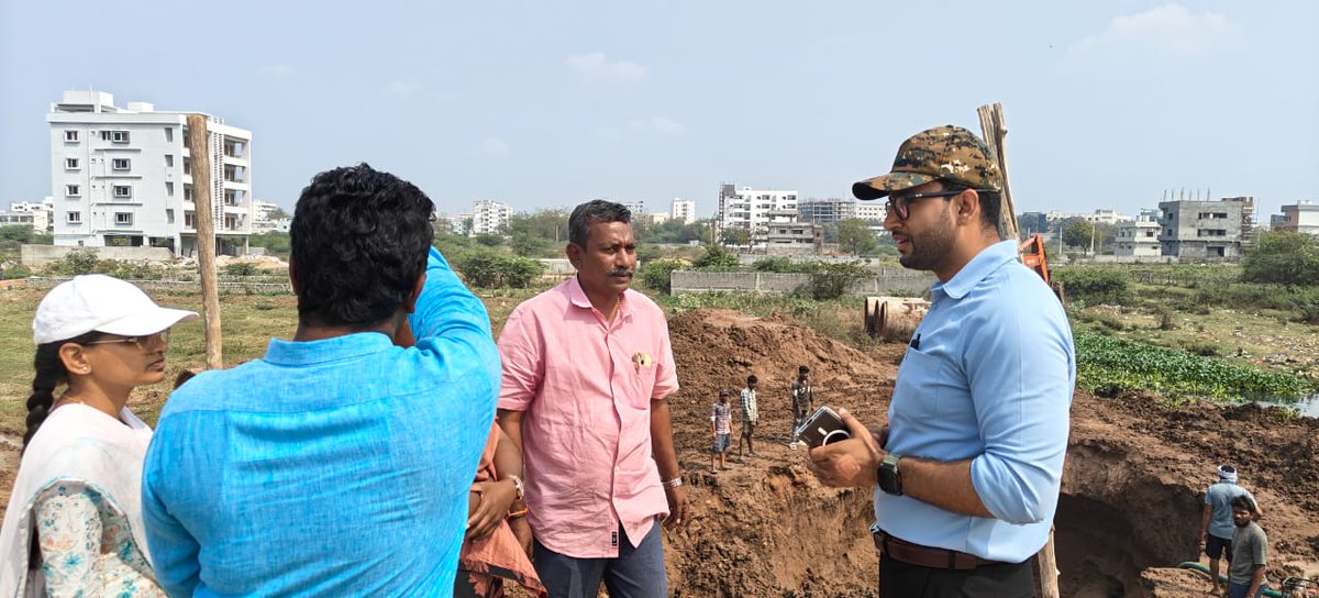 MC_Khammam's tweet image. Inspected ongoing UGD-Under Ground Drainage works at Allipuram, emphasizing efficiency, durability, and improved sanitation for residents.
Every step towards better sanitation is a step towards better living.
#UGD #SANITATION
.
.
@TelanganaCMO @Collector_KMM @cdmatelangana