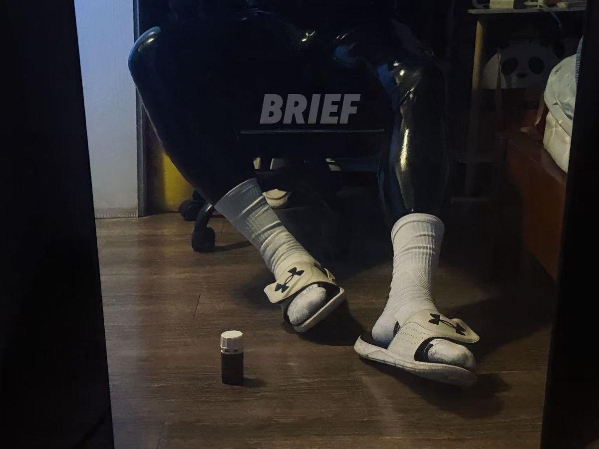 callmebrief's tweet photo. 我好喜欢我的腿腿🥹 #胶衣 #rubber #紧身 #gooner #rush调教 #控r #男大 https://t.co/QNUEPJlEeU