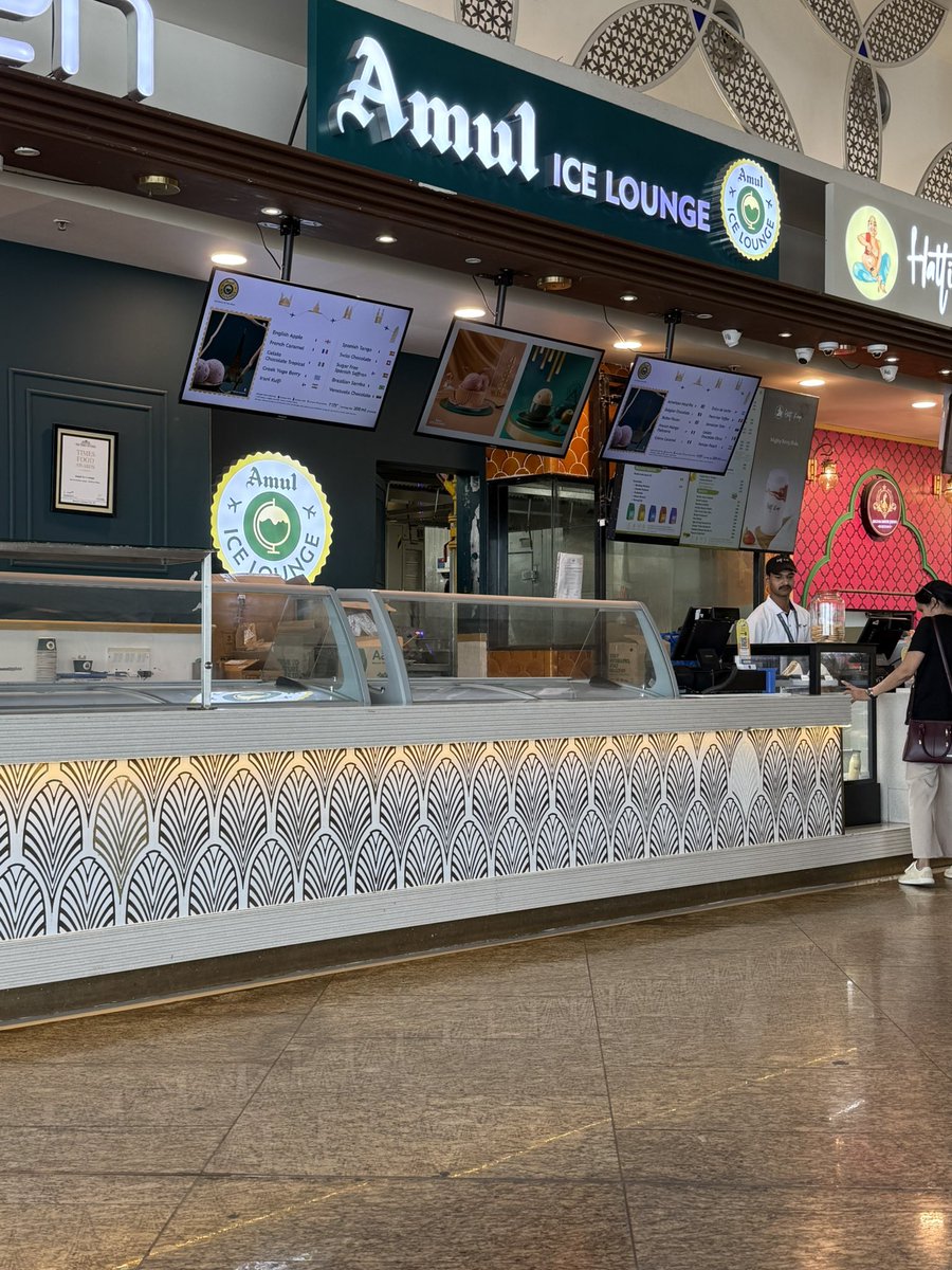 Src88's tweet photo. @amulcares waited at your international terminal counter for ice cream guy said no staff I should comeback in 10 min . Hope my flight will wait for your staff 😂 https://t.co/l18o69pN4Q