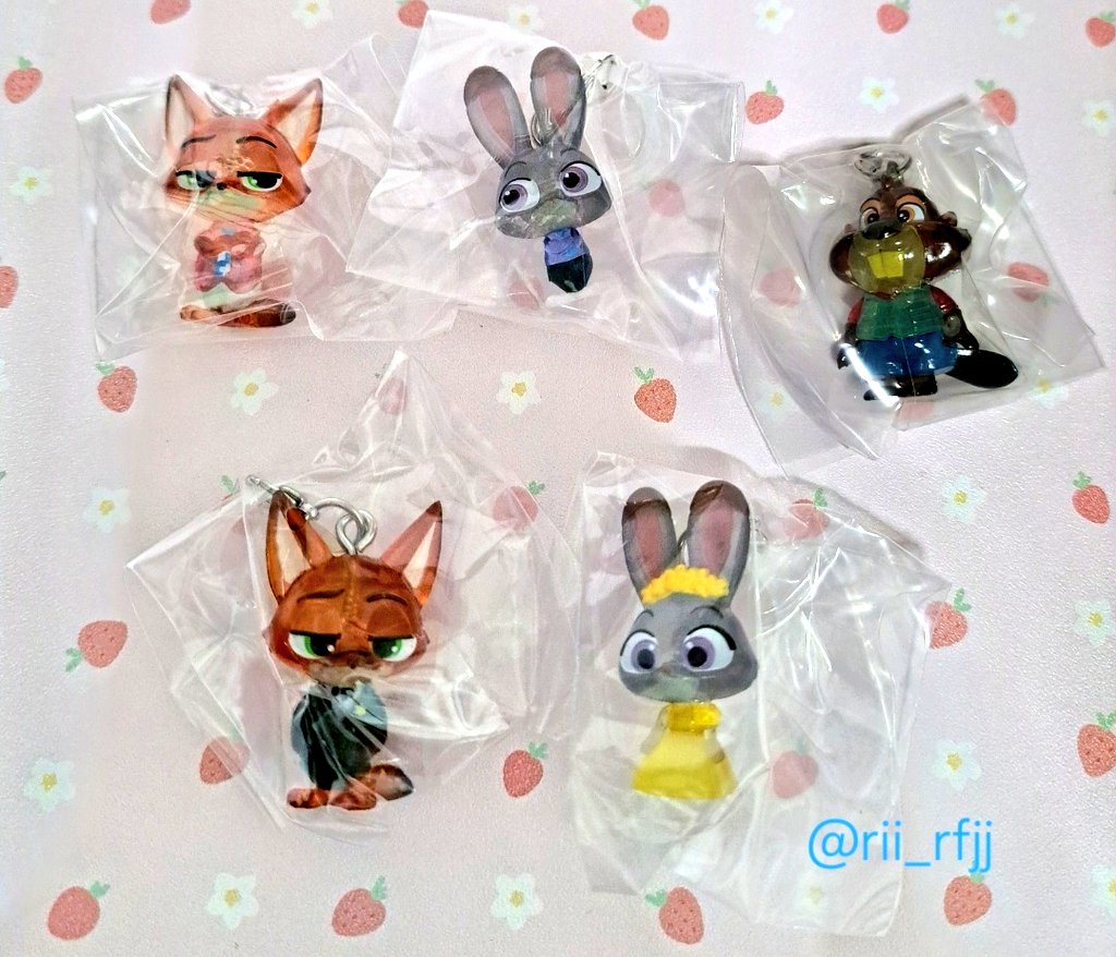 先日、ズートピアのめじるしアクセサリーが再販されているのを運良く発見。ようやく入手できて嬉しい。
みんな小さくて可愛い!!特にニブルズが思っていた以上に良い感じ。