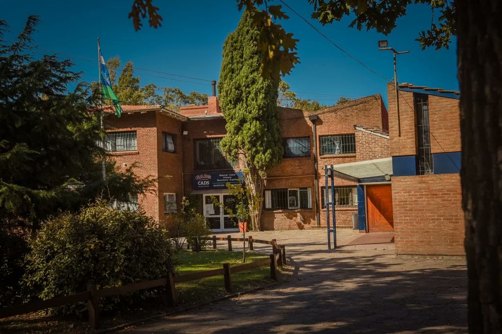 la institución educativa CADS da el paso en MDP prohibiendo el uso y técnica de celulares en el instituto educativo. Excelente y correcta decisión.