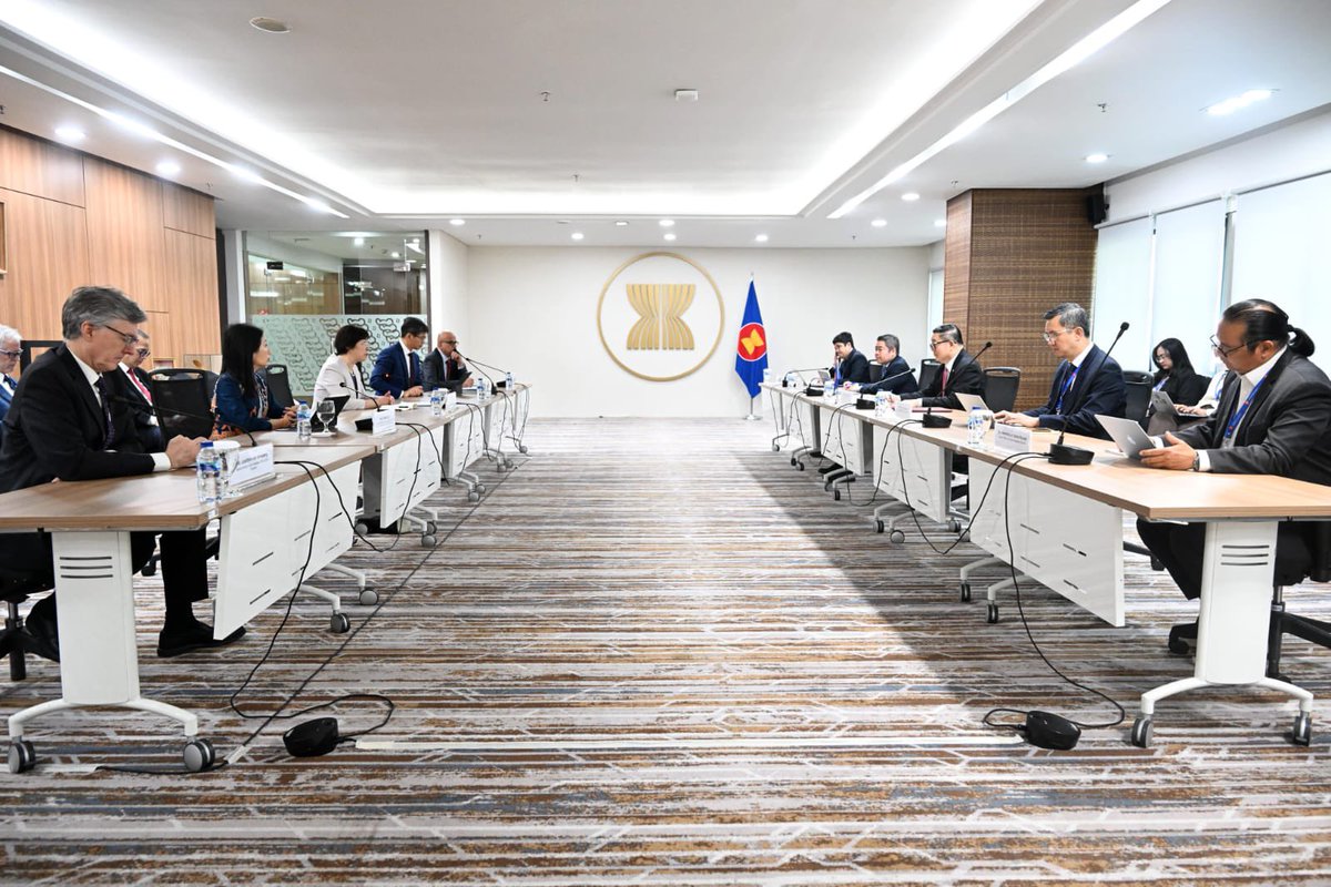 Secretary-General of ASEAN, Dr. Kao Kim Hourn, today received the new President and Chair of the Board of Directors of Asian Infrastructure Investment Bank (AIIB), Zou Jiayi, at the ASEAN Headquarters/ASEAN Secretariat. Both sides exchanged views on strengthening cooperation
