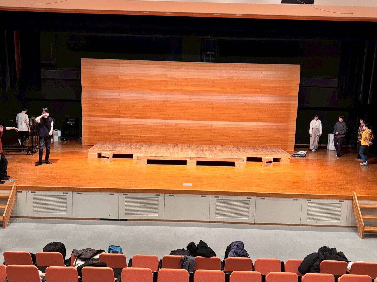 【 部署紹介④ 】

大道具部

大道具部の仕事は舞台そのものを創ることです。今回の劇は爽やかなSFなので、未来感のある舞台を創れればいいなーと考えています。

#劇団404 #ヒロゲキ #演劇 #広島