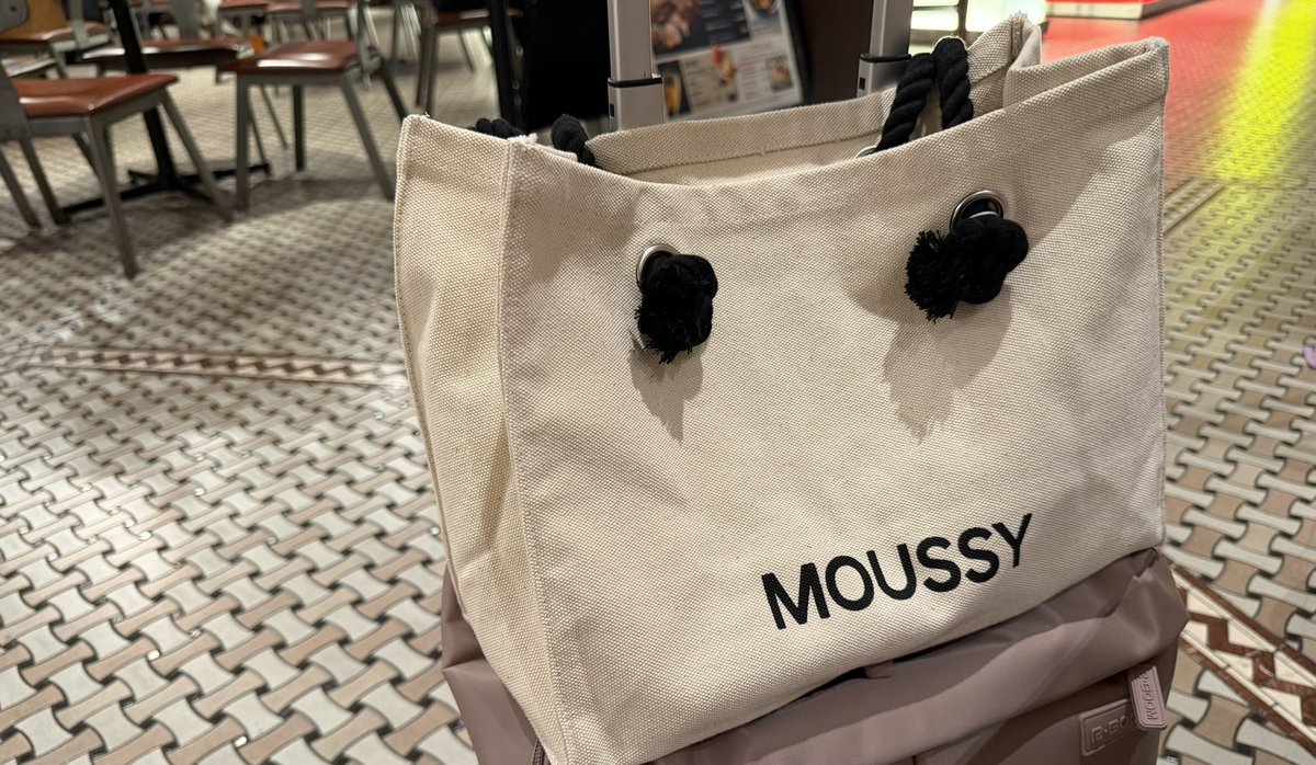 rab_imy's tweet photo. MOUSSYのキャンバストート🤍
シンプル可愛いし大容量で使いやすくてお気に入り♡ #Promotion #MOUSSY #MOUSSY_PR https://t.co/D08GpChHoi