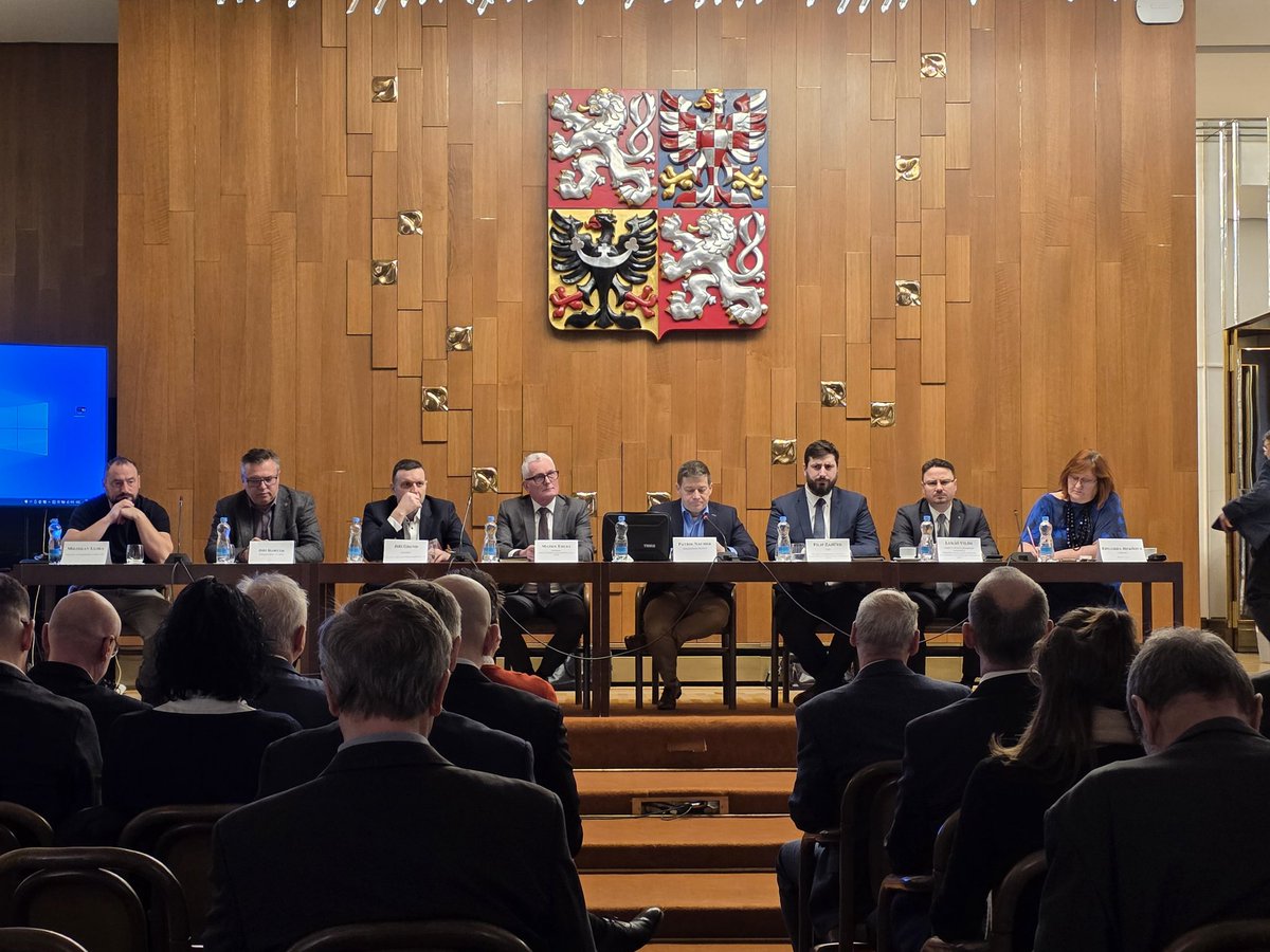 Ve <a href="/snemovna/">Poslanecká sněmovna ČR</a> právě začala mimořádně zajímavá debata na semináři věnovaném boji s #kyberšmejdi z pohledu uživatelů mobilních telefonů, který pořádá <a href="/PatrikNacher/">Patrik Nacher</a> ve spolupráci s <a href="/APMS_CZ/">APMS</a>. Za <a href="/ctu_cz/">ČTÚ</a>
v panelu vystupuje <a href="/MarekEbert/">Marek Ebert</a>. Tématem je třeba i možná deanonymizace SIM karet.