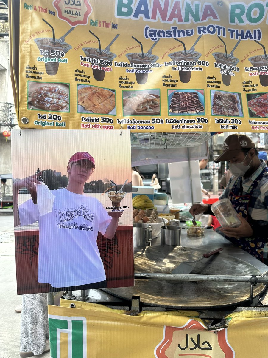 ร้านโรตีคุณน้าเค้าถามหาเตนล์ด้วยนะคะ💜คุณน้าขอช่องทางติดตามน้อง ขอช่อง tt แต่น้องยังไม่มี เราทันให้แค่ไอจีไป เพราะมีลูกค้ามาซื้อโรตีต่อเลยยังไม่ได้แนะนำเพลงหรือผลงาน หรือบอกว่าวันที่ 27 นี้คือวันเกิดน้องเลย ใครไปแวะร้านแกแล้วมีโอกาสได้คุยก็บอกแกได้นะคะ