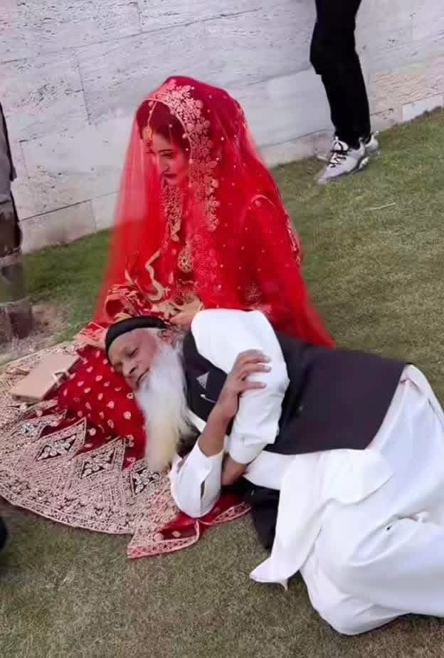 muhammadgulashn's tweet photo. دا زموږ دسترګو وړاندې غني ګوره څه تیریږي🙈 https://t.co/ECervokkai