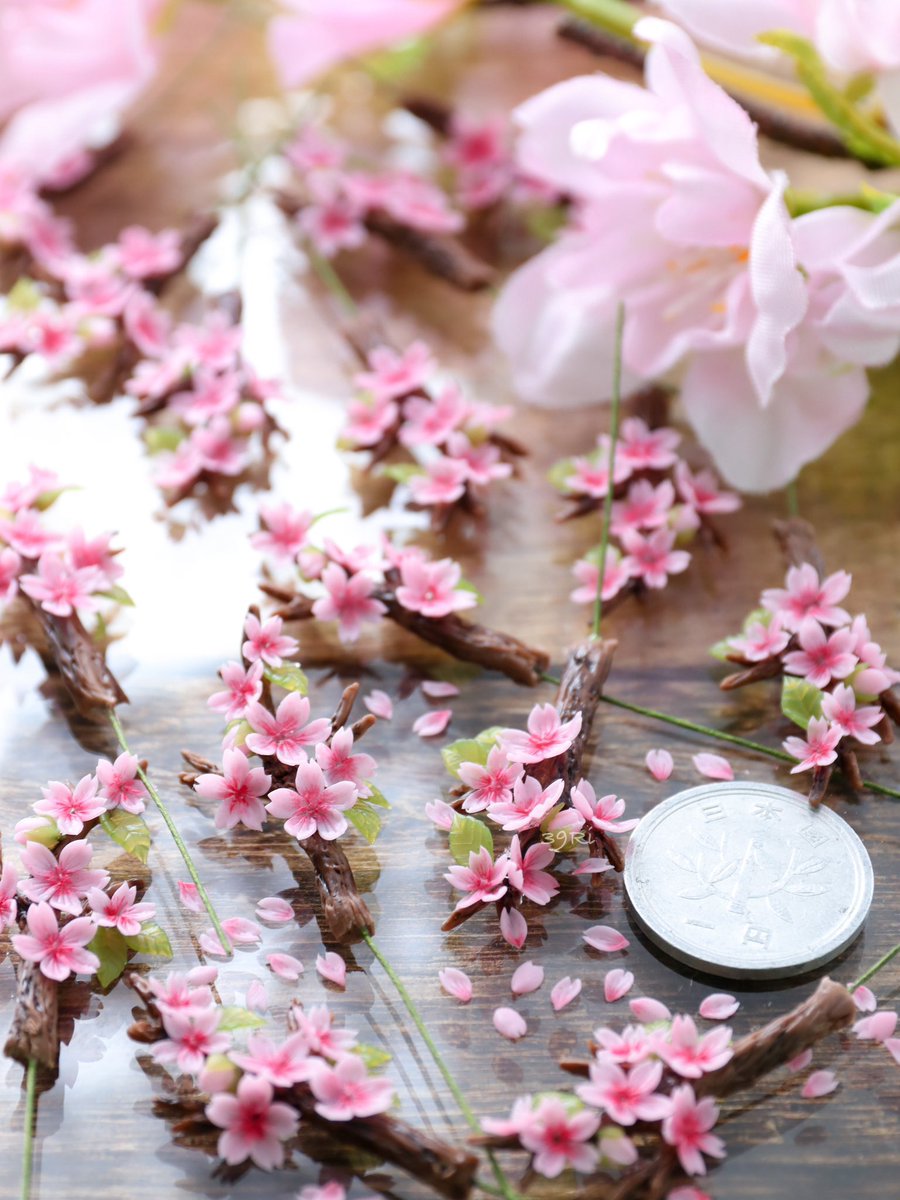 #製作途中からしか得られない栄養素がある

花びら1枚1枚形を作り薄く伸ばし、先をカットしたり中に線を引いたりと
1つのパーツ制作から頑張っております(*•̀ᴗ•́*)و ̑̑🌸

※画像は去年のもの