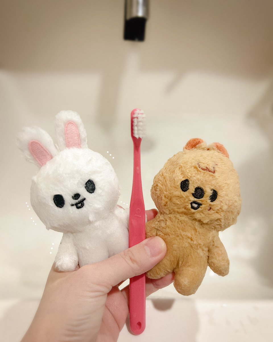koito_kp's tweet photo. +:｡.｡ ☀️外で遊ばせた後は 🛁｡.｡:+
ブラッシング→ぬるま湯とおしゃれ着洗剤で押洗い+歯ブラシで繊維の細かい箇所洗う→無香料柔軟剤に20分温浴→ぬるま湯で洗い流す→◎タオルで吸水→浴室乾燥→ブラッシングして終了〜✨ https://t.co/BQK9Tvkx5i
