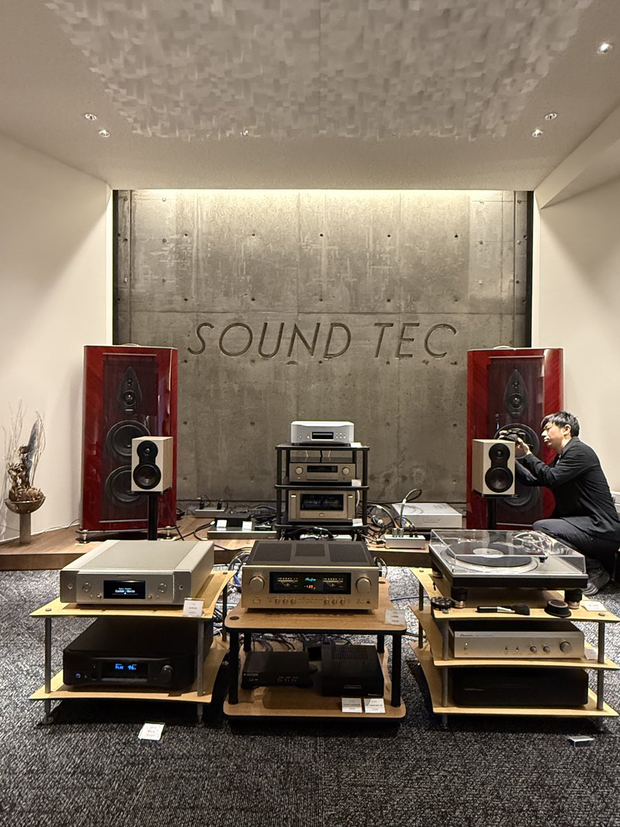 SOUNDTEC_Jr's tweet photo. DALI OBERONの後継機種「SONIK」を聴く！
おっと、これは初っ端からいい音してるぞ。
高域のレスポンス、中域の潤い、低域の締まり。
(改良点からも頷ける)
この価格、デザイン、音質。総合得点でかなり高いレベルにあること間違いなし。
これはヒットするだろうなぁ。

#dalisonik
#dali https://t.co/jXwuYX7XtU