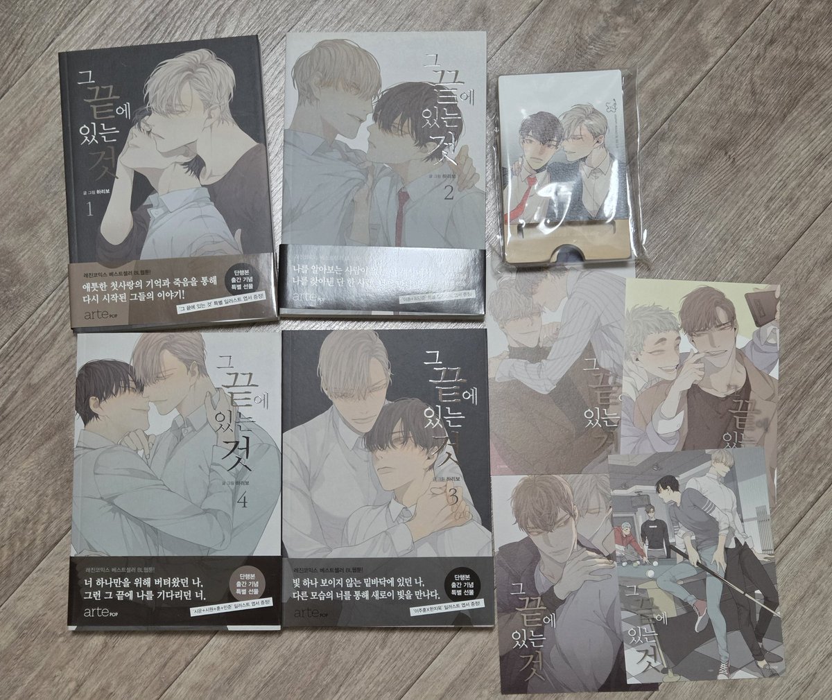 arika914's tweet photo. 하리보 작가님의 그 끝에 있는것 초판한정판 택배비포함 3.5에 판매 , 원가 이하 양도합니다.
원가(5.6)

큰 하자 없습니다.
특전 모두 있으며 흔적후 디엠주세요!

#bl #단행본 #소장본 https://t.co/T2vhrD9aMl