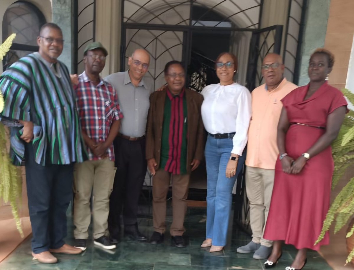 Encuentro con  Mwandawiro Mghanga, presidente del PCK,  Dick Kamau, secretario general del Partido Patriótico de Kenia, y otros miembros del Movimiento de Solidaridad con Cuba quienes  reiteraron su condena a las nuevas medidas del gobierno EEUU para reforzar el bloqueo a #Cuba.