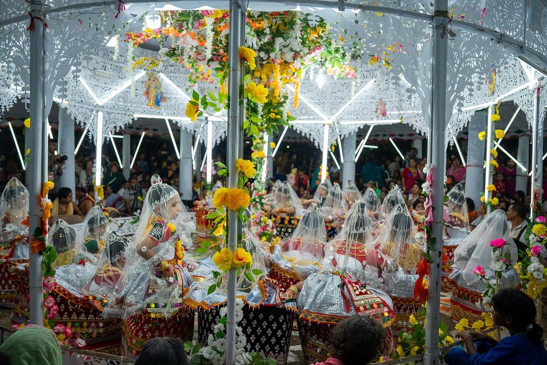 Nitanto_Shaha's tweet photo. Heritage glowing brighter than the moonlight. Rooted in the 18th century, the Manipuri Rash Mela reflects the eternal love of Radha-Krishna - glowing through dance, devotion, and tradition. 🍀✨❤️‍🩹🦚🙏

Photography By 📸 
: @Nitanto_Shaha
#monipuri #manipuri #syhelt #photographer https://t.co/8HLG59BSAG