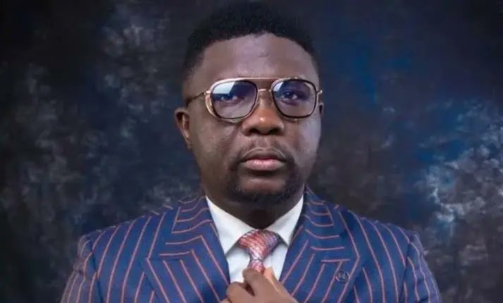 Between this two

Who is the WORST FOOL

LIKE for Reno
Retweet for Seyi Law

Let's go 🤣🤣🤣🤣🤣🤣