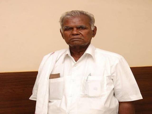10 வருடங்களுக்கு முன் ராஜபாளையத்தில் உறவினர் திருமணத்திற்கு சென்றபோது ஐயா நல்லகண்ணுவை எனது தந்தை அறிமுகப்படுத்தி வைத்தார்.சில நிமிடங்கள் கையை பிடித்து பேசியது இன்னும் மனதில்..எளிமைக்கு மறுபெயர்.அரசியல் வரலாற்றில் ஒரு வைரக்கல் ஐயா நல்லக்கண்ணு.இளைப்பாறுங்கள் ஐயா.செவ்வணக்கம் 🙏