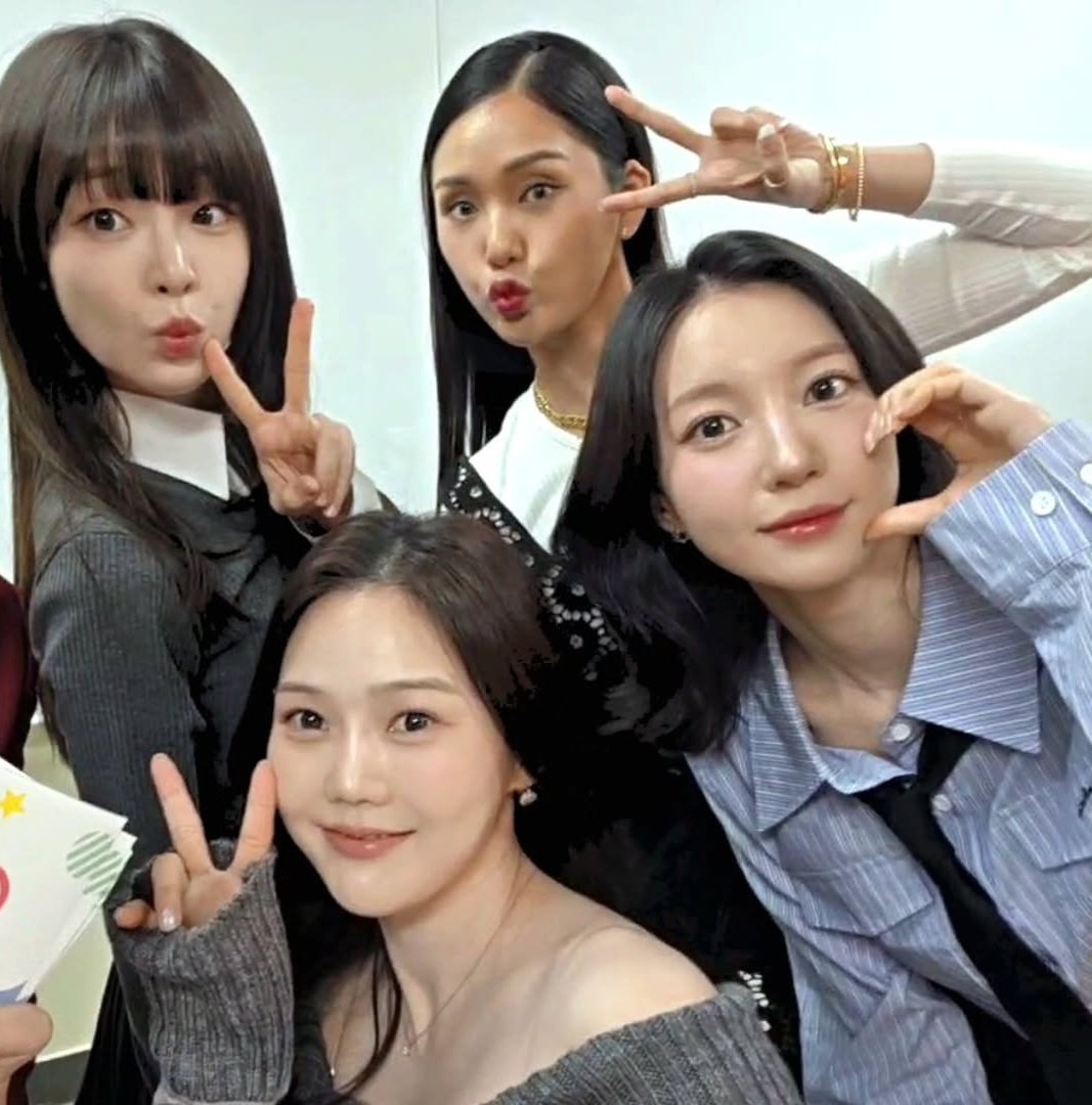 #오마이걸

🐰🐻🐿🦌

셀카가 받고싶어요...🥺