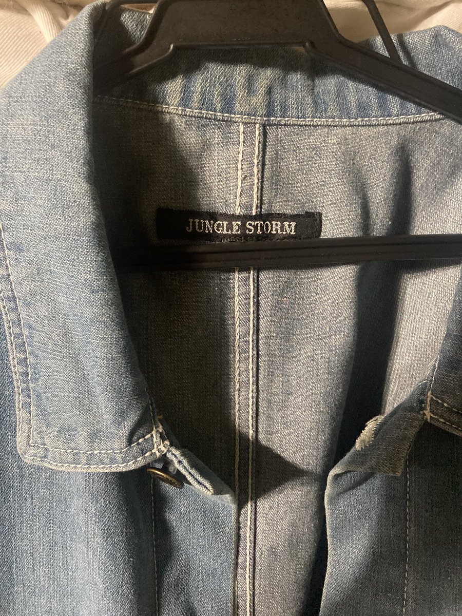 kukuru110a's tweet image. #古着  #服 

昨日から狙ってた中古品屋で見つけた服を買いました。海外のMサイズなのかL以上の服着るワイでも着れます｡迷彩ズボンは女性服コーナーにあったから店員に確認してもらったらちゃんと男性物で一安心。XLだけどベルト付ければ履けるから問題ない。ちなみにどっちも税込500円です。