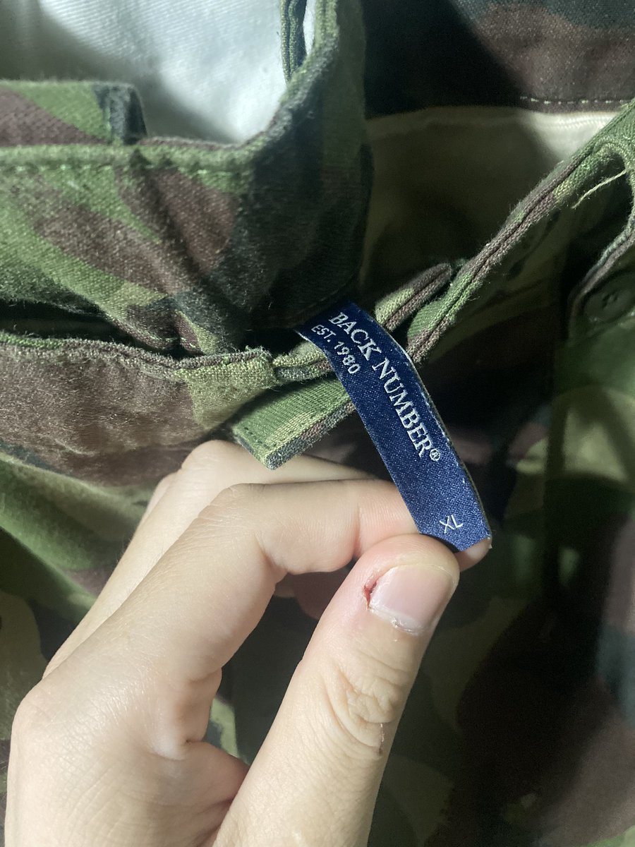 kukuru110a's tweet image. #古着  #服 

昨日から狙ってた中古品屋で見つけた服を買いました。海外のMサイズなのかL以上の服着るワイでも着れます｡迷彩ズボンは女性服コーナーにあったから店員に確認してもらったらちゃんと男性物で一安心。XLだけどベルト付ければ履けるから問題ない。ちなみにどっちも税込500円です。