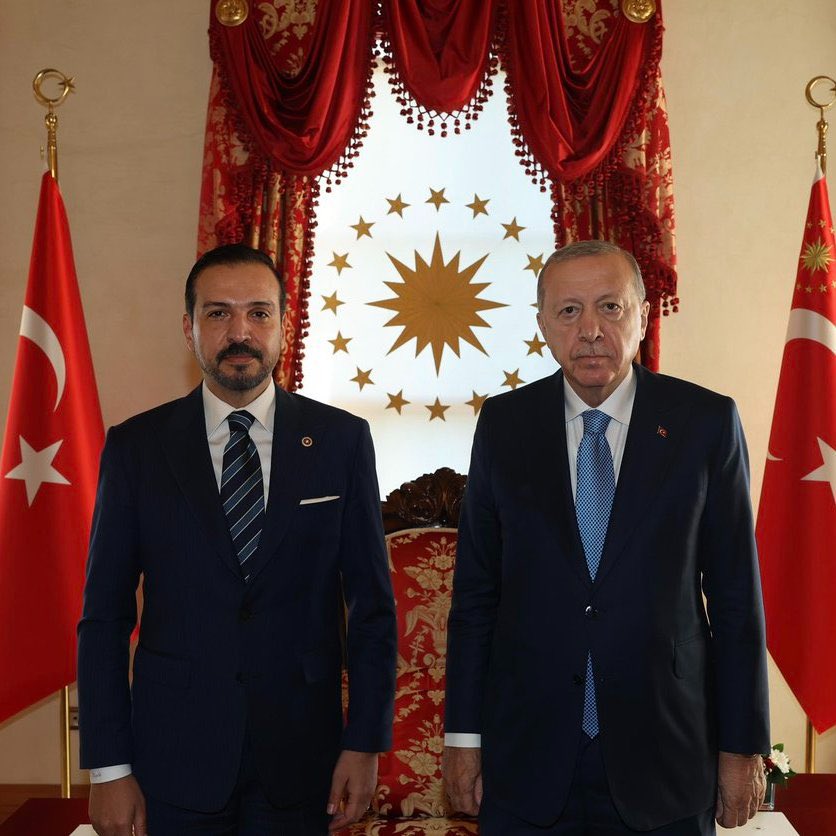 tudsesorg_'s tweet photo. 🗞️ Hürriyet Yazarı Yalçın Bayer: Erdoğan’ın Türk Dünyası Hamlesi 

💢 Bir yıl önceki kongrede Türk Dünyasıyla ilgili bir Genel Başkan Yardımcılığı oluşturulurken, Türk Dünyası ve milliyetçi camiada sevilen Prof. Dr. Kürşad Zorlu getirildi.

💢 Kürşad Zorlu’nun Gagavuzya’dan Tataristan’a kadar Türk Dünyasının en ücra köşelerine uzanan saha temasları, sürecin diplomatik ve kurumsal boyutuna dinamizm kazandırdı.

💢 Kürşad Zorlu tarafından “Türk Dünyası Vizyon Belgesi” 61 alt başlıkta kısa, orta ve uzun vadeli hedeflerle hazırlanarak 6 Türk devletinin diline çevrildi.

💢 Cumhurbaşkanı Erdoğan, 15 Aralık Dünya Türk Dili Ailesi Günü’nde hedefleri açıklayarak 1944 Turancılık davasına atıf yaptı ve “Bu yüzyıl Türk Dünyasının yükseliş asrı olacaktır” mesajını verdi.